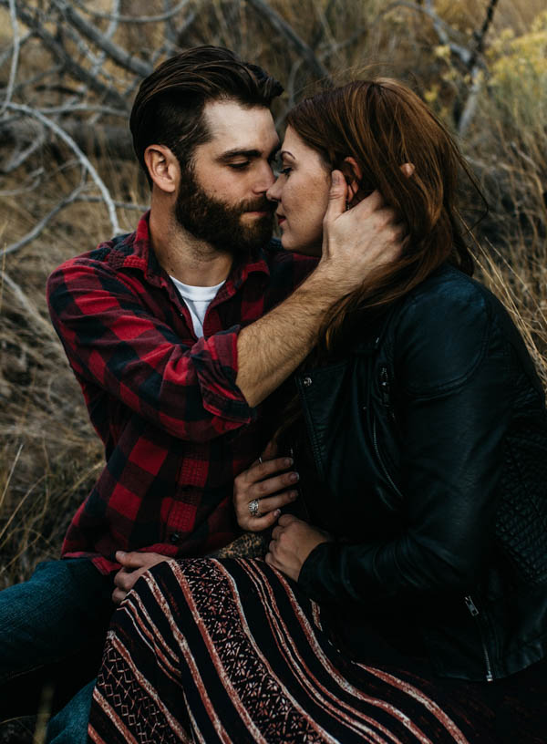 Cozy-Cliffside-Couple-Portraits-at-Smith-Rock-Erin-Wheat-8