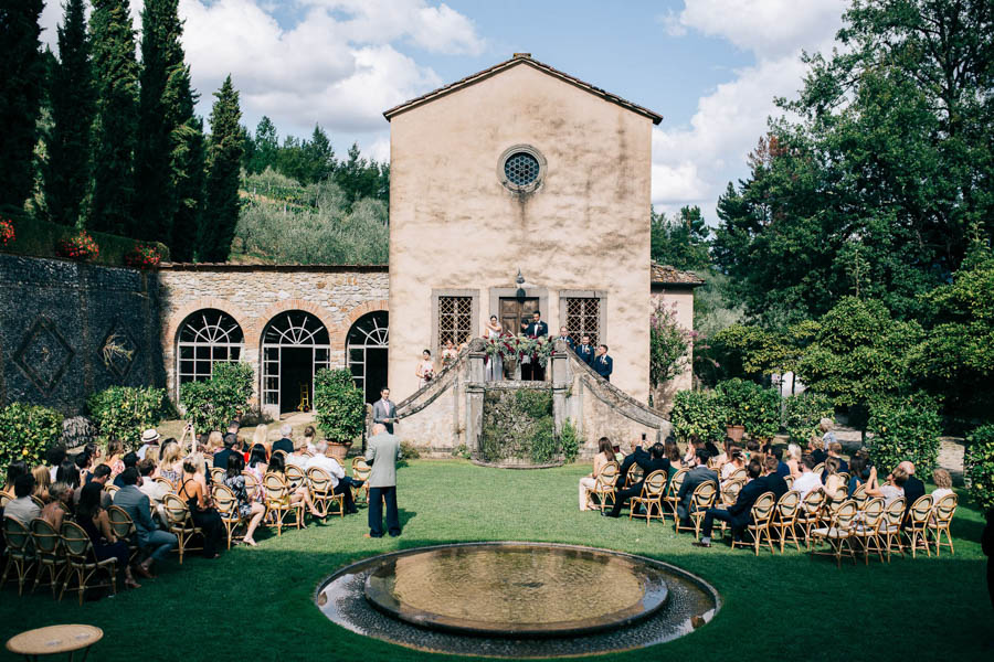 this-villa-catureglio-wedding-captured-the-magic-of-tuscany-for-out-of-town-guests-stefano-santucci-10
