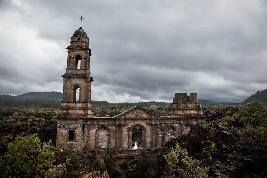 Romantic-Post-Wedding-Shoot-San-Juan-Parangaricutiro-Jorge-Kick (8 of 25)