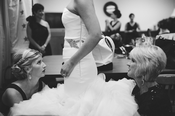 modern elegant gold and black wedding at Legend at Bergamont, photo by DWJohnson Studio | via junebugweddings.com modern elegant gold and black wedding at Legend at Bergamont, photo by DWJohnson Studio | via junebugweddings.com