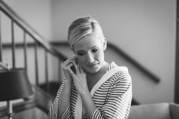romantic country club wedding bride getting ready, photo by Clay Austin Photography | via junebugweddings.com romantic country club wedding bride and bridesmaids getting ready, photo by Clay Austin Photography | via junebugweddings.com