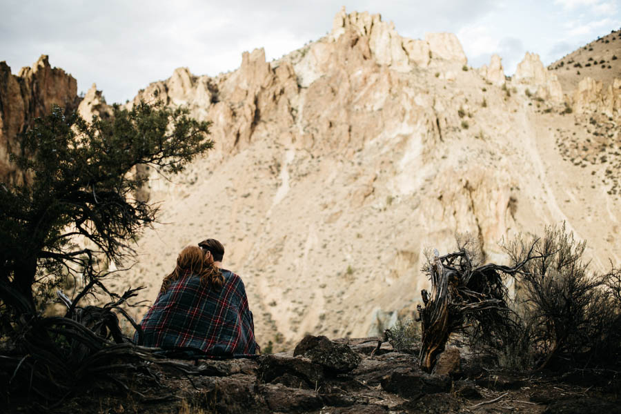 Cozy-Cliffside-Couple-Portraits-at-Smith-Rock-Erin-Wheat-13