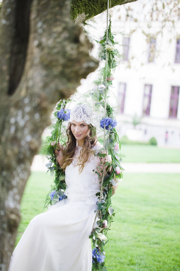 Parisian elopement inspiration photo shoot at the Château de Challain, photo by Cat Hepple Photography | via junebugweddings.com Parisian elopement inspiration photo shoot at the Château de Challain, photo by Cat Hepple Photography | via junebugweddings.com