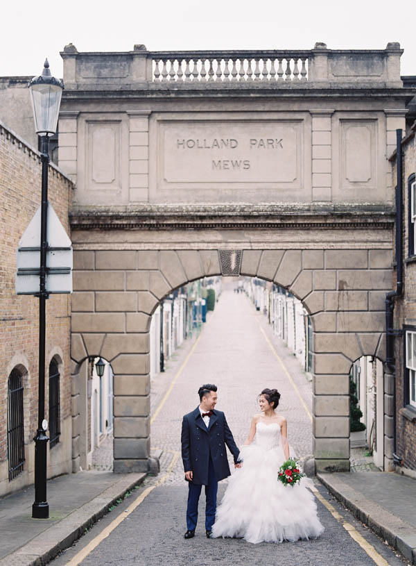 stunning-london-couple-portraits-and-engagement-ceremony-21