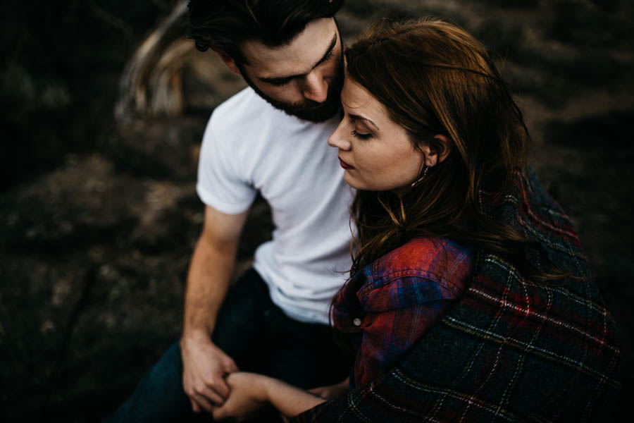 Cozy-Cliffside-Couple-Portraits-at-Smith-Rock-Erin-Wheat-15