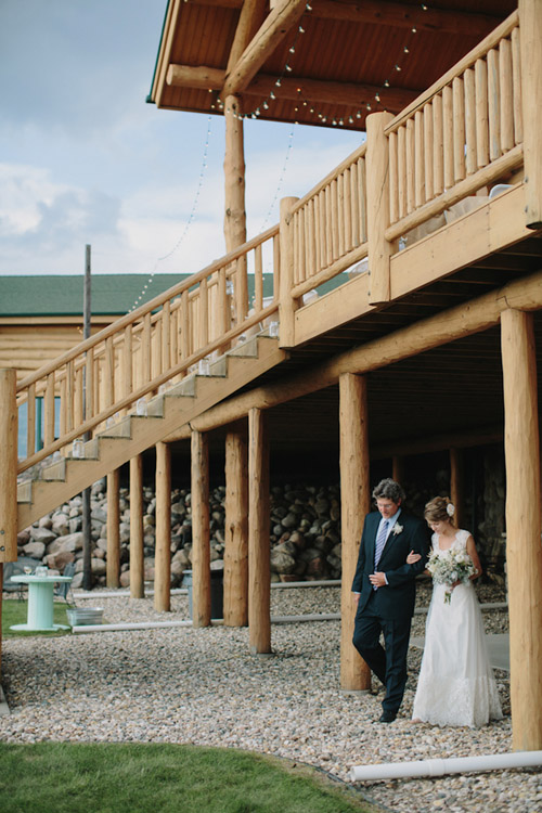 Vintage backyard farm wedding in South Dakota - photos by Bryan and Mae | via junebugweddings.com Vintage backyard farm wedding in South Dakota - photos by Bryan and Mae | via junebugweddings.com
