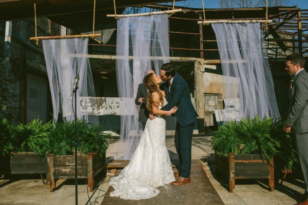 Modern-Ohio-Wedding-at-Strongwater-7-of-46-600x400