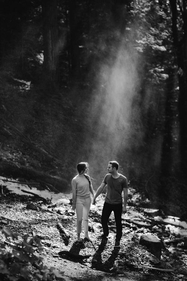 the-views-are-unreal-in-this-breathtaking-bridal-veil-falls-engagement-shoot-17