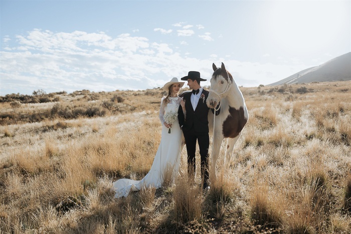 Elevated and Modern Western Wedding Inspired by the Spirit of the West | Junebug Weddings Elevated and Modern Western Wedding Inspired by the Spirit of the West | Junebug Weddings