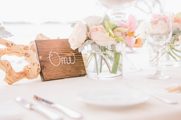 intimate beach wedding rustic chic table decor, photo by Chris Glenn | via junebugweddings.com intimate beach wedding rustic chic table decor, photo by Chris Glenn | via junebugweddings.com