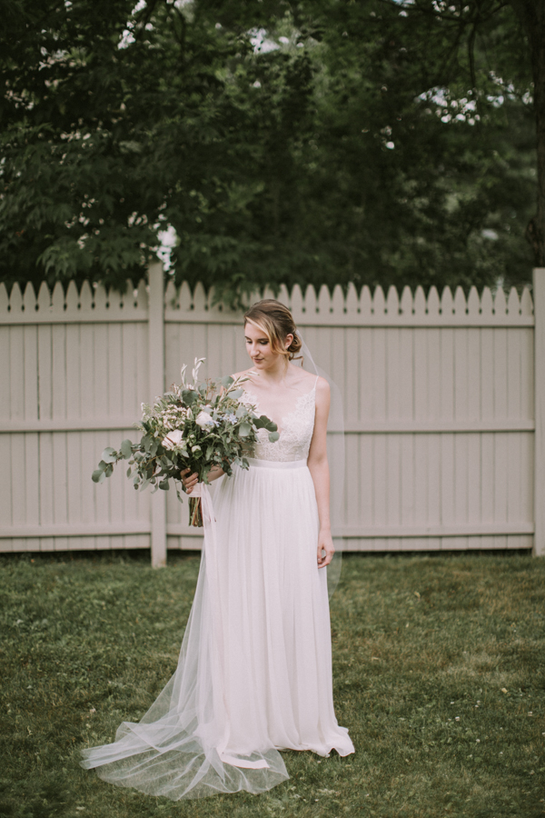 this-maine-barn-wedding-serves-up-muted-colors-and-a-bit-of-edge-7