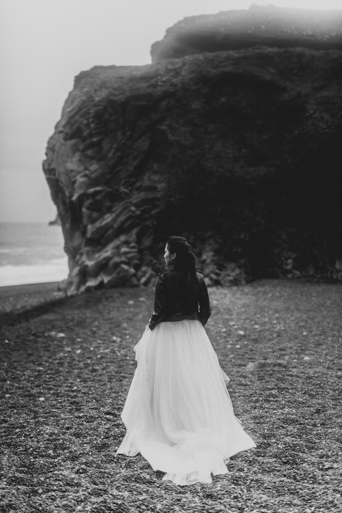 thrilling-pre-wedding-photos-in-the-south-coast-of-iceland-12
