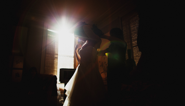 bride getting ready, photo by Erik Clausen | via junebugweddings.com bride getting ready, photo by Erik Clausen |via junebugweddings.com