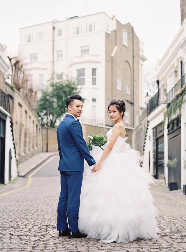 stunning-london-couple-portraits-and-engagement-ceremony-18