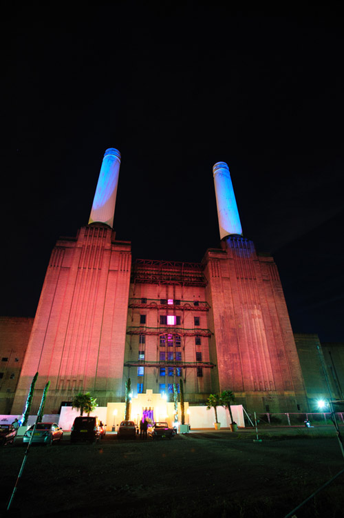 London wedding at Battersea Power Station by MarkNiemierko, photos by Jeremy Enness | via junebugweddings.com London wedding at Battersea Power Station by MarkNiemierko, photos by Jeremy Enness | via junebugweddings.com
