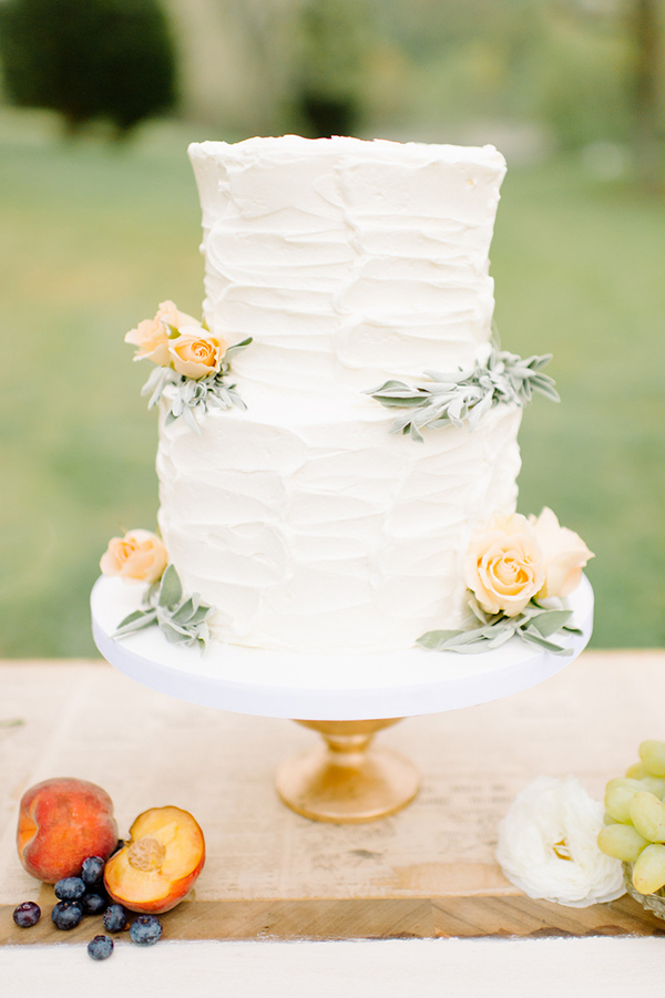 darling countryside wedding inspiration photo shoot, photo by L Hewitt Photography | via junebugweddings.com darling countryside wedding inspiration photo shoot, photo by L Hewitt Photography | via junebugweddings.com