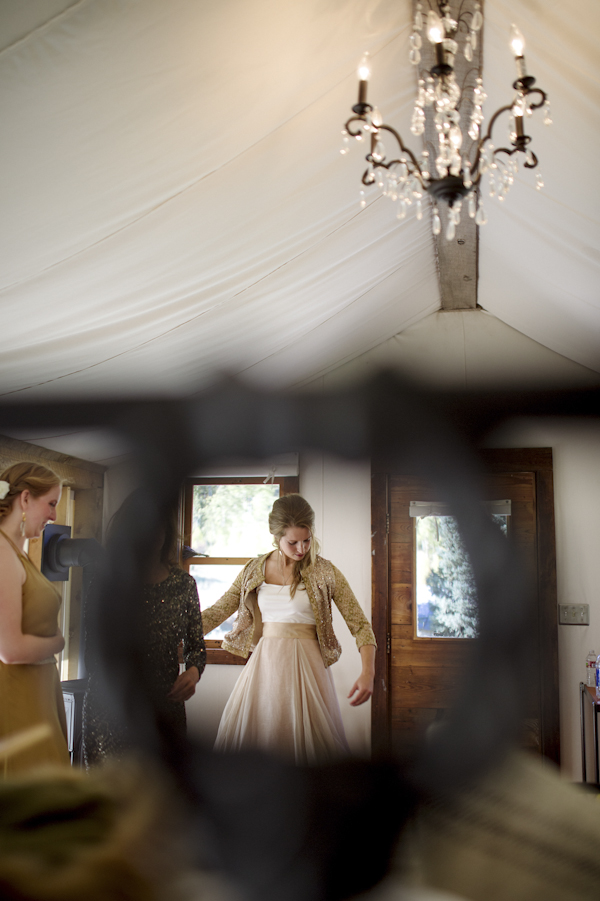 bride getting ready, photo by Chowen Photography | via junebugweddings.com bride getting ready, photo by Chowen Photography | via junebugweddings.com