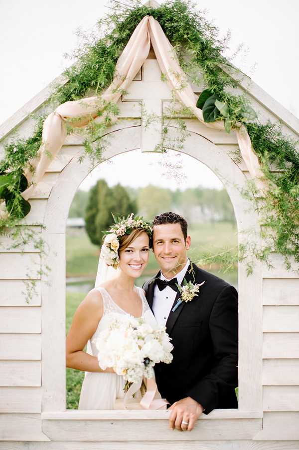 darling countryside wedding inspiration photo shoot, photo by L Hewitt Photography | via junebugweddings.com darling countryside wedding inspiration photo shoot, photo by L Hewitt Photography | via junebugweddings.com