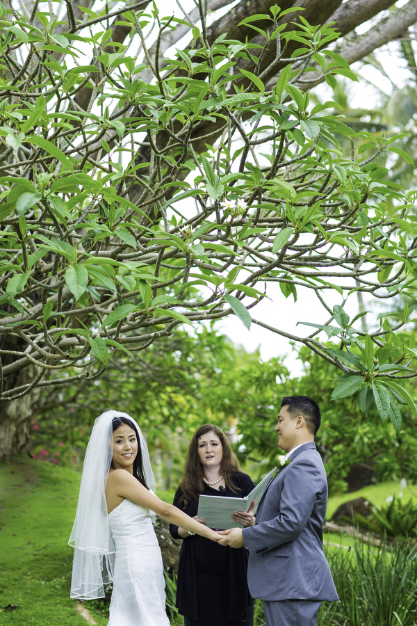 tropical destination wedding in Princeville, Kaua'i, Hawai'i, photos by Brett Butterstein Photography | via junebugweddings.com tropical destination wedding in Princeville, Kaua'i, Hawai'i, photos by Brett Butterstein Photography | via junebugweddings.com