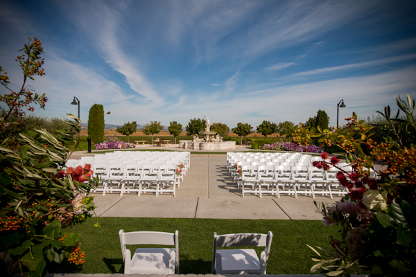 Vineyard wedding in Napa Valley of Sonoma, California with photos by Viera Photographics | via junebugweddings.com Vineyard wedding in Napa Valley of Sonoma, California with photos by Viera Photographics | via junebugweddings.com