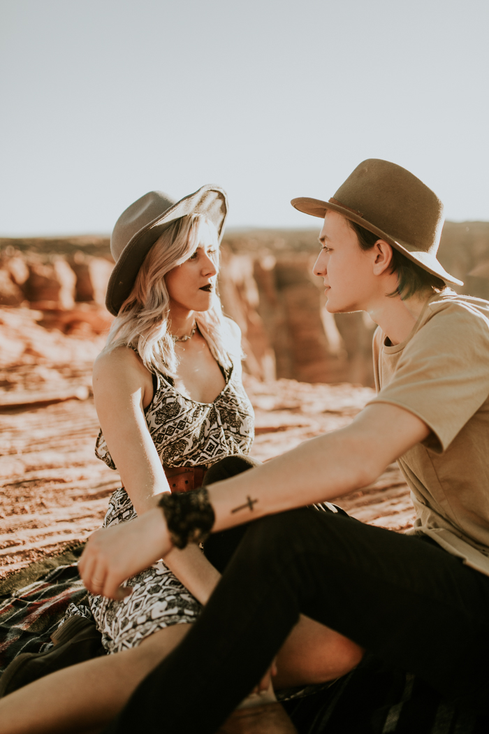 jaw-dropping-destination-engagement-session-at-horseshoe-bend-1