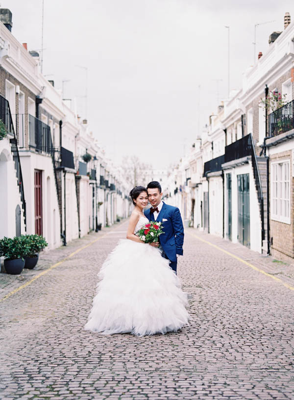 stunning-london-couple-portraits-and-engagement-ceremony-17