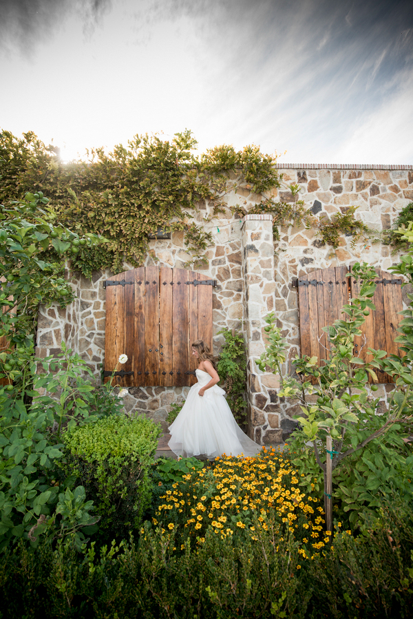 Vineyard wedding in Napa Valley of Sonoma, California with photos by Viera Photographics | via junebugweddings.com Vineyard wedding in Napa Valley of Sonoma, California with photos by Viera Photographics | via junebugweddings.com