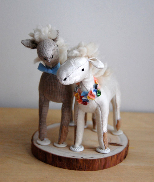 adorable stuffed animal horses wedding cake topper by Sian Keegan via JunebugWeddings.com adorable stuffed animal horses wedding cake topper by Sian Keegan via JunebugWeddings.com