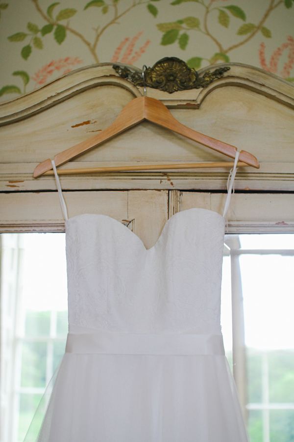 wedding dress by Karen Willis Holmes, photo by Sansom Photography | via junebugweddings.com wedding dress by Karen Willis Holmes, photo by Sansom Photography | via junebugweddings.com