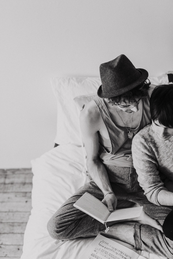 modern-minimalist-engagement-photos-in-chicago-13