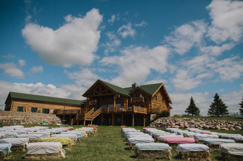 Vintage backyard farm wedding in South Dakota - photos by Bryan and Mae | via junebugweddings.com Vintage backyard farm wedding in South Dakota - photos by Bryan and Mae | via junebugweddings.com