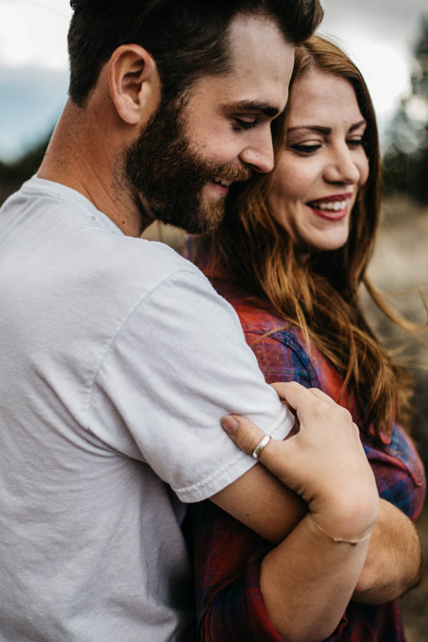 Cozy-Cliffside-Couple-Portraits-at-Smith-Rock-Erin-Wheat-18
