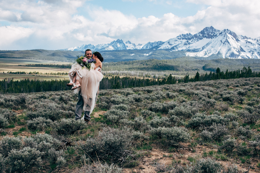 brunch-lovers-this-picnic-elopement-in-the-sawtooth-mountains-is-for-you-10
