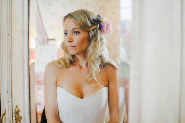 bridal portrait, photo by Sansom Photography | via junebugweddings.com bridal portrait, photo by Sansom Photography | via junebugweddings.com