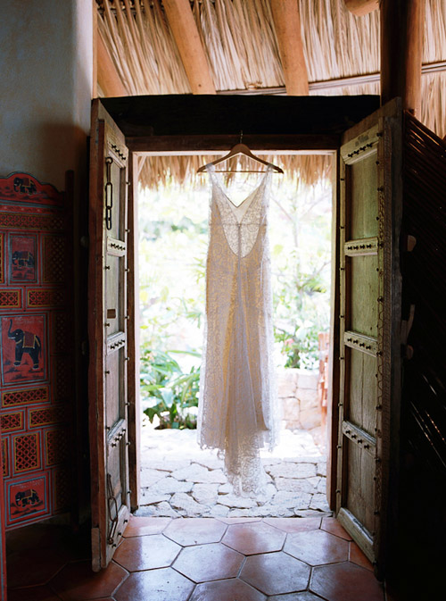 Beautiful Wedding Dress - photo by Lisa Lefkowitz Photography | Junebug Weddings Beautiful Wedding Dress - photo by Lisa Lefkowitz Photography | Junebug Weddings