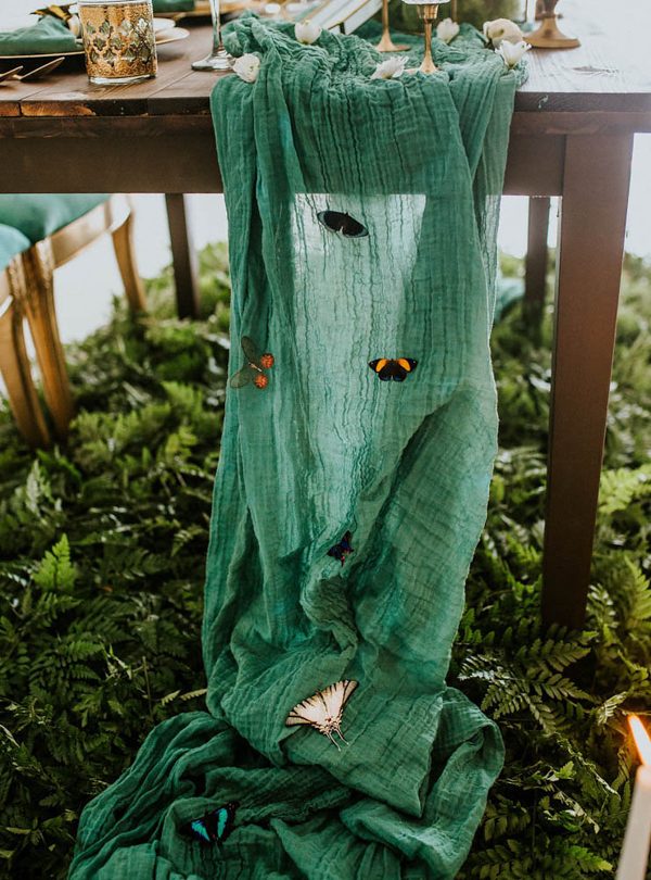 we-guarantee-youll-get-butterflies-over-this-dreamy-emerald-wedding-inspiration-11-600x810