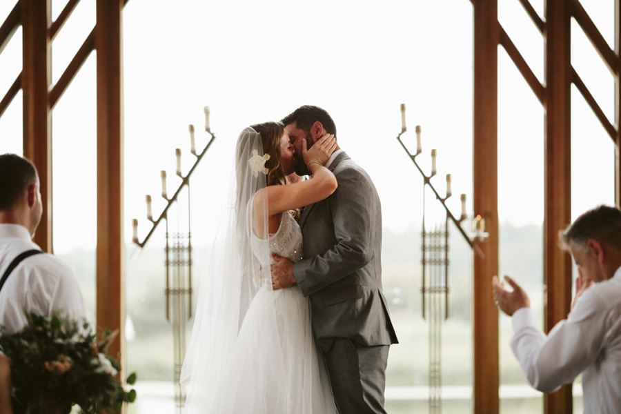 this-farm-wedding-in-kansas-city-has-the-perfect-touch-of-sparkle-15