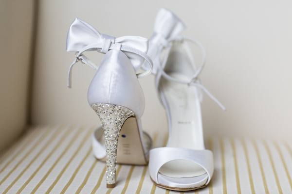 black, white, gold and silver New Year's Eve wedding, photos by Asya Photography | via junebugweddings.com black, white, gold and silver New Year's Eve wedding, photos by Asya Photography | via junebugweddings.com