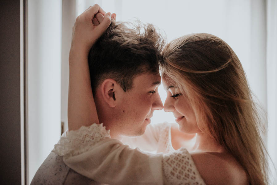 these-two-cuddled-all-the-way-through-their-rome-engagement-session-4