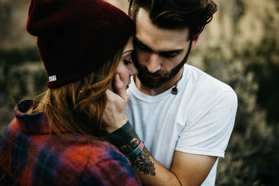 Cozy-Cliffside-Couple-Portraits-at-Smith-Rock-Erin-Wheat-11