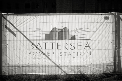 London wedding at Battersea Power Station by MarkNiemierko, photos by Jeremy Enness | via junebugweddings.com London wedding at Battersea Power Station by MarkNiemierko, photos by Jeremy Enness | via junebugweddings.com