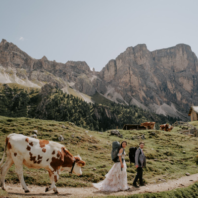 Hiking elopement photography in the Italian Dolomites