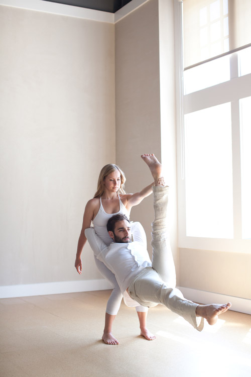 Acro Yoga engagement photos by Kiera Eve Photography via JunebugWeddings,.com Acro Yoga engagement photos by Kiera Eve Photography via JunebugWeddings,.com