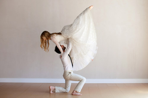 Acro Yoga engagement photos by Kiera Eve Photography via JunebugWeddings,.com Acro Yoga engagement photos by Kiera Eve Photography via JunebugWeddings,.com