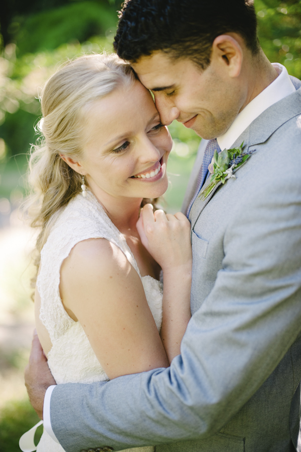 natural, outdoors wedding in Portland, Oregon at Hoyt Arboretum, wedding photo by Aaron Courter Photography | via junebugweddings.com natural, outdoors wedding in Portland, Oregon at Hoyt Arboretum, wedding photo by Aaron Courter Photography | via junebugweddings.com