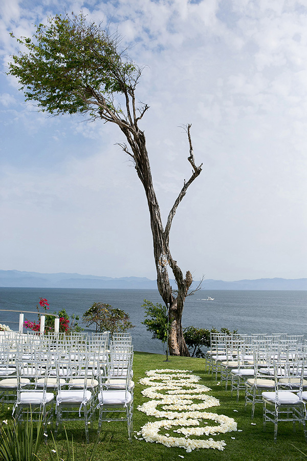fun destination wedding at Casa China Blanca in Puerto Vallerta, Mexico - photo by Elizabeth Lloyd and Dave Getzschman | via junebugweddings.com fun destination wedding at Casa China Blanca in Puerto Vallerta, Mexico - photo by Elizabeth Lloyd and Dave Getzschman | via junebugweddings.com