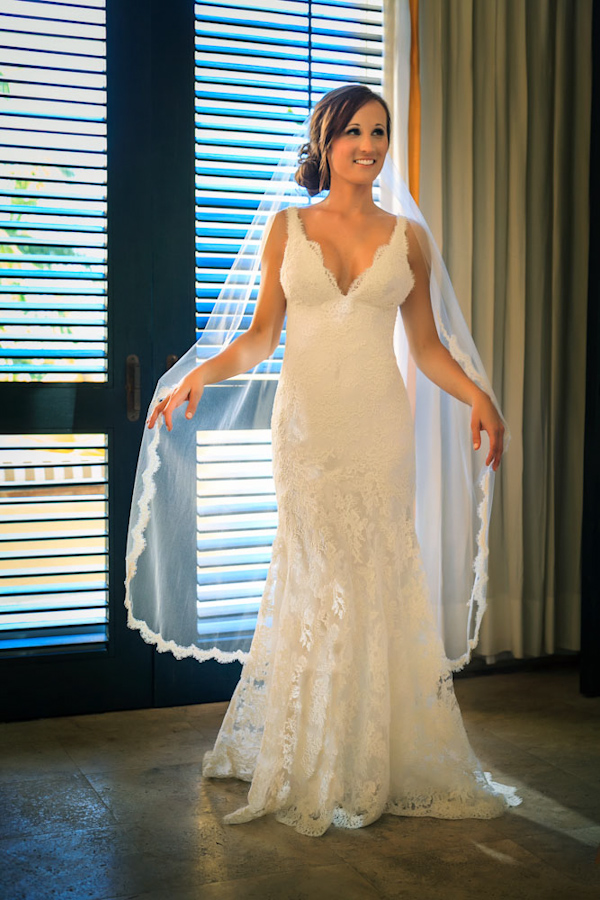 bridal gown and veil, photo by Zasil Studio | via junebugweddings.com bridal gown and veil, photo by Zasil Studio | via junebugweddings.com