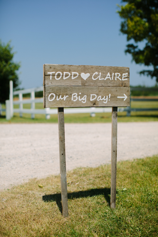 sunny rustic barn wedding in Michigan with photos by Dan Stewart | via junebugweddings.com sunny rustic barn wedding in Michigan with photos by Dan Stewart | via junebugweddings.com