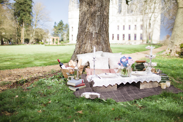 Parisian elopement inspiration photo shoot at the Château de Challain, photo by Cat Hepple Photography | via junebugweddings.com Parisian elopement inspiration photo shoot at the Château de Challain, photo by Cat Hepple Photography | via junebugweddings.com