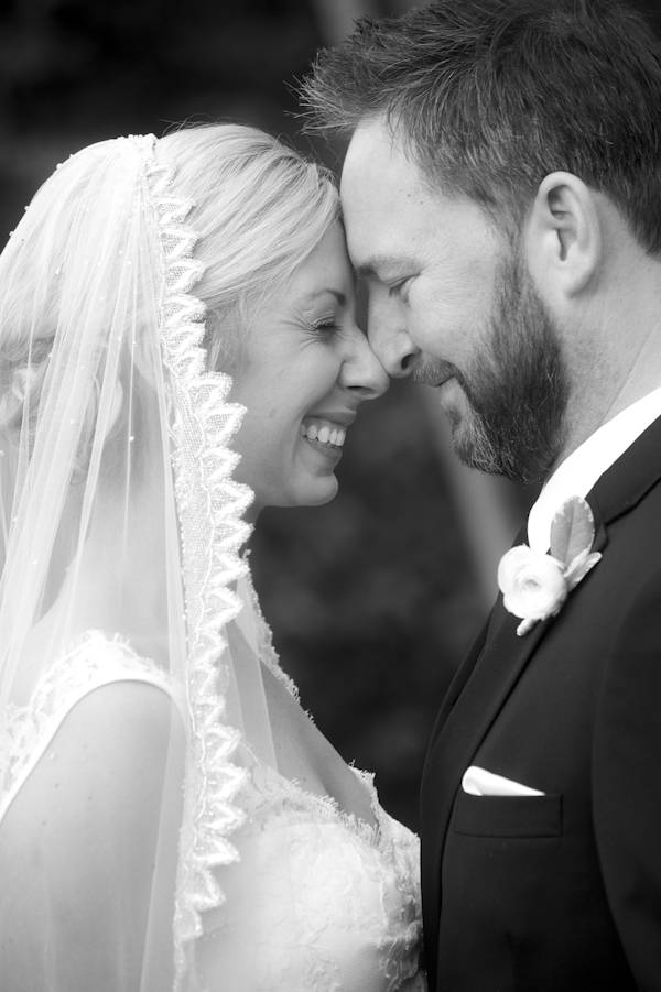 Black, white, and gold wedding at Austin Museum of Art in Austin, Texas, photos by Ashley Garmon Photography | via junebugweddings.com Black, white, and gold wedding at Austin Museum of Art in Austin, Texas, photos by Ashley Garmon Photography | via junebugweddings.com